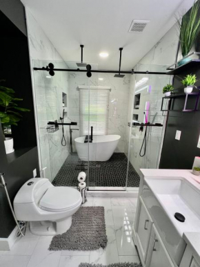 Charming 2BR 2BA 10 min DT Airport by LSP Homes